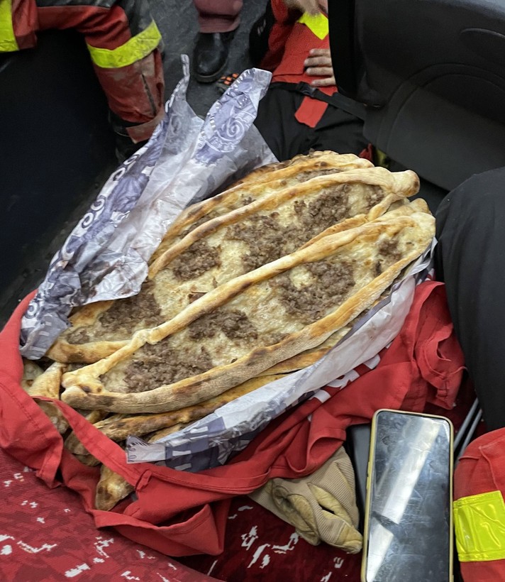 İspanyol ekipten pide paylaşımı: Kahraman olan onlar, biz umut kaynağıyız - Resim: 6
