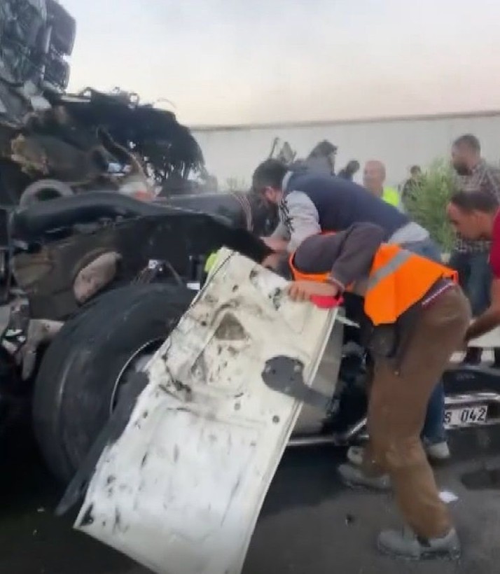 Bursa feci tır kazası! Arıza yapan emniyeti şeridindeki TIR'a TIR çarptı! Şoförler hayatını kaybetti - Resim: 11