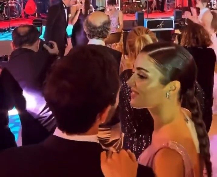 Eda Ece ile Buğrahan Tuncer evlendi! Hande Erçel-Hakan Sabancı çifti aşka geldi, Şevval Sam sahneye atladı, Nesrin Cevadzade bakışları üzerine topladı - Resim: 9