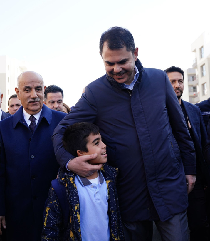 Depremin acısı yerini mutluluğa bıraktı: Koyunlu çifti yeni evlerinde Bakan Kurum’u gözyaşlarıyla karşıladı - Resim: 2