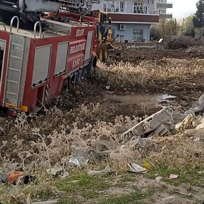 Şırnak'ta çıkan yangın için sevk edilen itfaiye aracı çamura battı! Yangın su tankeriyle söndürüldü - Resim: 2
