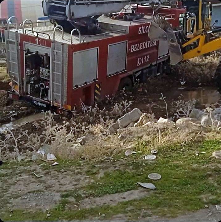 Şırnak'ta çıkan yangın için sevk edilen itfaiye aracı çamura battı! Yangın su tankeriyle söndürüldü - Resim: 1