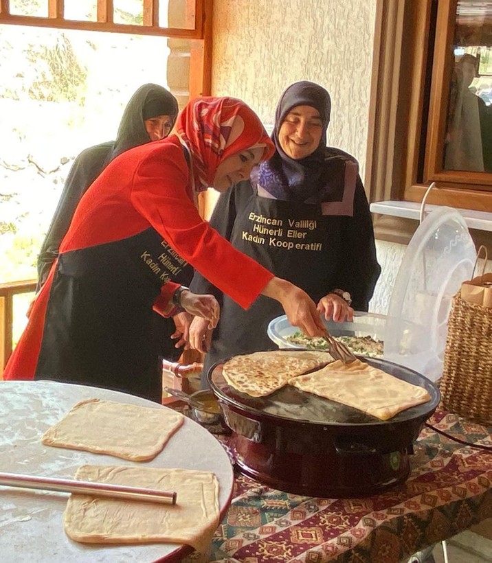 Bakan Göktaş, kadın kooperatifinde hamur açtı - Resim: 2