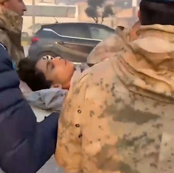 Son Dakika! Yeni günde enkazdan kurtarılan canlar umudu artırdı! 30. saatte bulunanlar, asker abileriyle konuşan çocuklar, uykusundan uyanan minik: Ne oluyor ya - Resim: 1