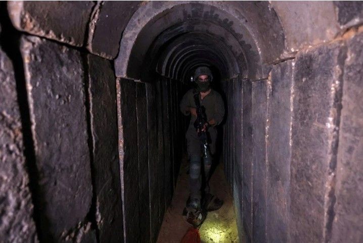 İsrail'in Hamas komuta merkezi olduğunu iddia ettiği tünelleri kim yaptı? Gazze'deki gazeteciler tünellerde - Resim: 2