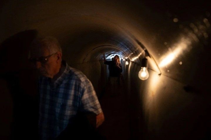İsrail'in Hamas komuta merkezi olduğunu iddia ettiği tünelleri kim yaptı? Gazze'deki gazeteciler tünellerde - Resim: 1
