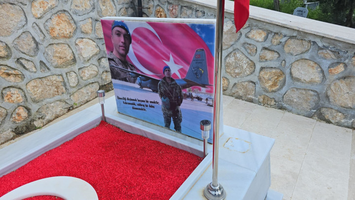 Şehidin mezarındaki minyat&uuml;r heykeli &ccedil;alan hırsız yakalandı - Resim : 1