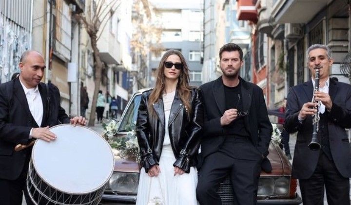 Aile dizisinde ateşli sevişme sahnesi gündem oldu! İşte Kıvanç Tatlıtuğ ile Serenay Sarıkaya'nın +18 sahnesi... 'Allah sabır versin Başak' - Resim: 2