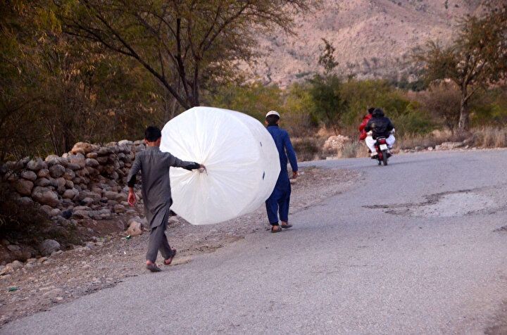 Pakistan'ın Banda Davud Şah kasabasındaki halkın poşetlerle doğalgaz taşıması dikkat çekti! Halk eğlenceli görüntülerin arkasındaki tehlikeden bahsetti - Resim: 8