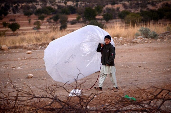 Pakistan'ın Banda Davud Şah kasabasındaki halkın poşetlerle doğalgaz taşıması dikkat çekti! Halk eğlenceli görüntülerin arkasındaki tehlikeden bahsetti - Resim: 14