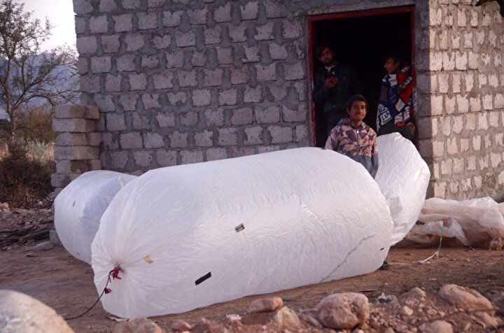 Pakistan'ın Banda Davud Şah kasabasındaki halkın poşetlerle doğalgaz taşıması dikkat çekti! Halk eğlenceli görüntülerin arkasındaki tehlikeden bahsetti - Resim: 16