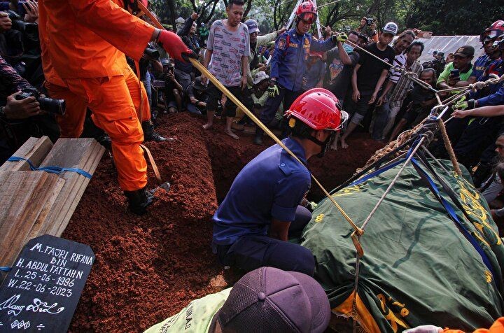 Endonezya'da 300 kg'lık bir adam görevliler tarafından vinç yardımı ile toprağa verildi - Resim: 8