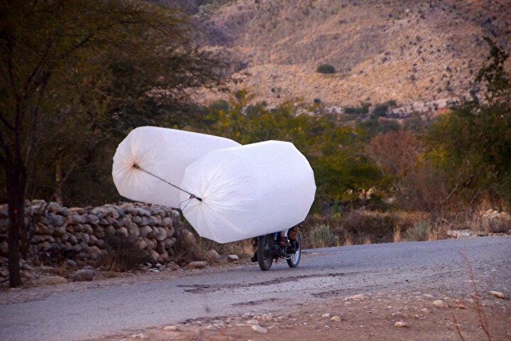 Pakistan'ın Banda Davud Şah kasabasındaki halkın poşetlerle doğalgaz taşıması dikkat çekti! Halk eğlenceli görüntülerin arkasındaki tehlikeden bahsetti - Resim: 5