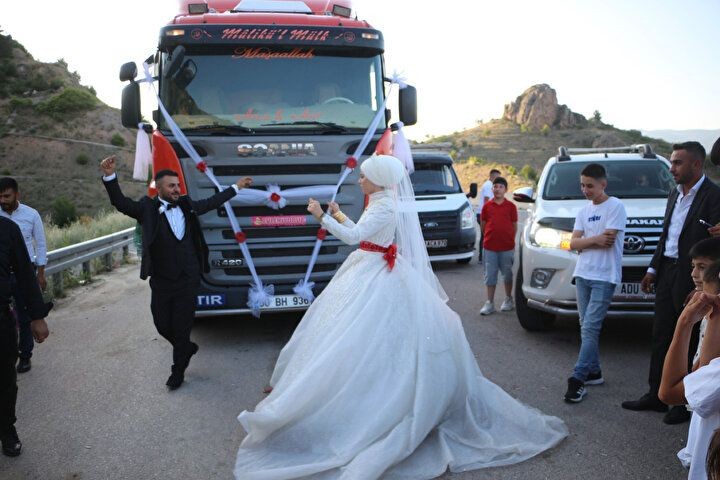 Ekmek teknesini gelin arabası yaptı! Görenler dönüp bir daha baktı - Resim: 4