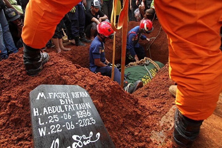 Endonezya'da 300 kg'lık bir adam görevliler tarafından vinç yardımı ile toprağa verildi - Resim: 11