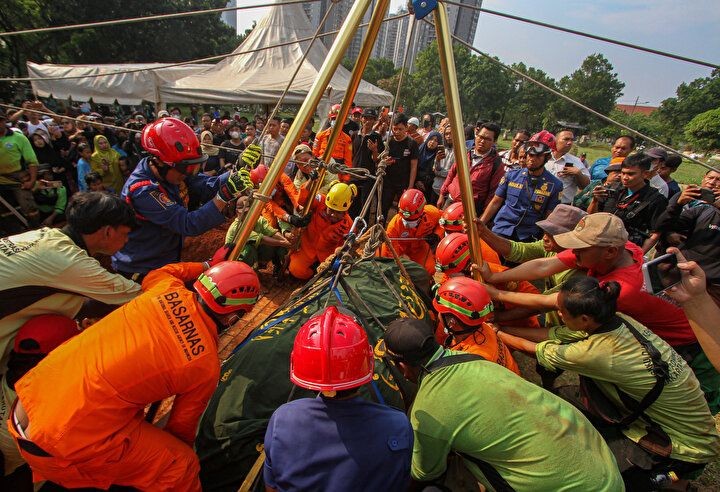 Endonezya'da 300 kg'lık bir adam görevliler tarafından vinç yardımı ile toprağa verildi - Resim: 5