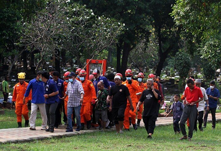 Endonezya'da 300 kg'lık bir adam görevliler tarafından vinç yardımı ile toprağa verildi - Resim: 2
