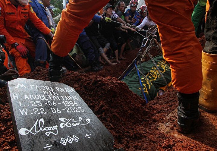 Endonezya'da 300 kg'lık bir adam görevliler tarafından vinç yardımı ile toprağa verildi - Resim: 9