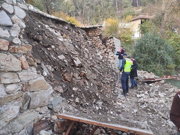 Antalya'da yürek yakan olay! 4 çocuk bankta otururken istinat duvarı çöktü | Acı haber geldi - Resim: 1