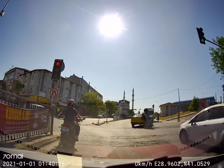 Taksici U dönüşü yaptı motosikletle çarpıştı! Kaza anı kamerada - Resim : 2