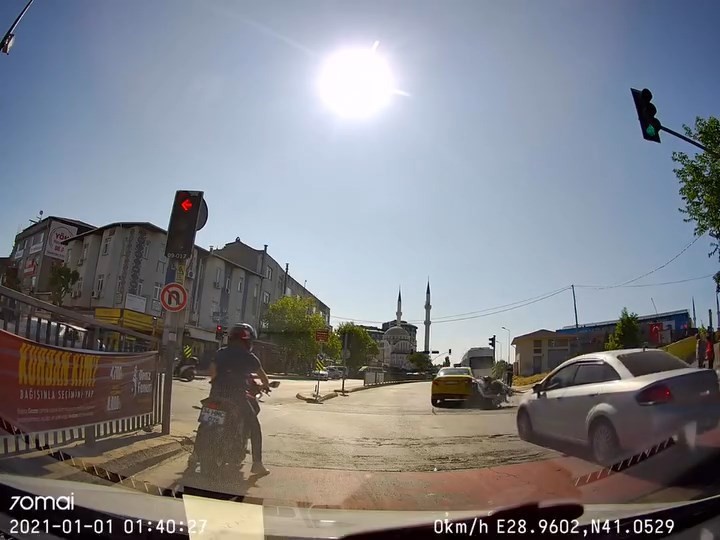 Taksici U dönüşü yaptı motosikletle çarpıştı! Kaza anı kamerada - Resim : 1