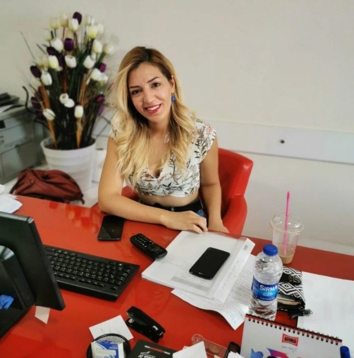 İzmir'de mini eteğiyle ve dekolteli kıyafetleriyle ders anlatan Fidan Öğretmen Doktor unvanı aldı - Resim: 3