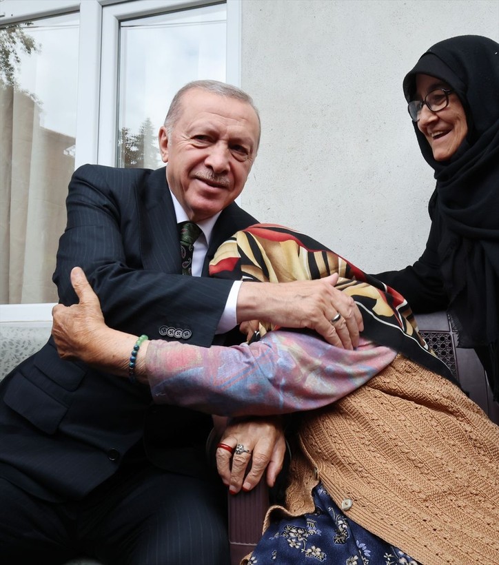 Cumhurbaşkanı Erdoğan'a Rize'de komşularından sevgi seli - Resim: 2