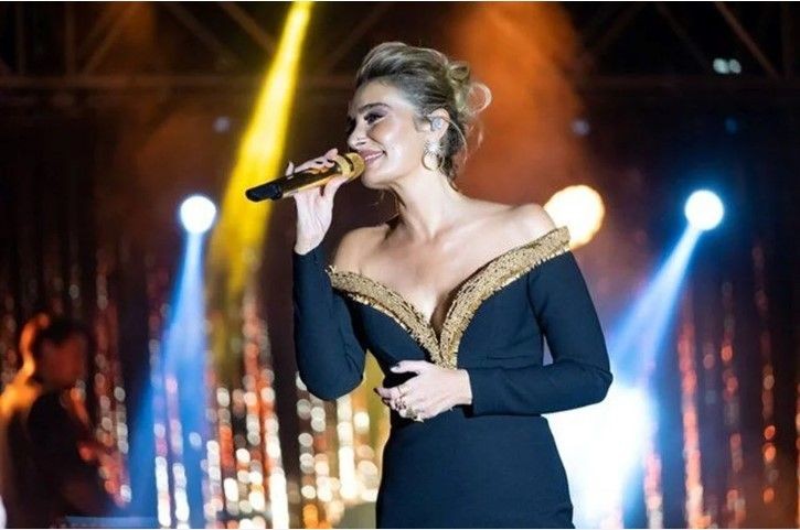 Ünlüler yılbaşı gecesinde şıklık yarıştırdı! İşte hayranlarına unutulmaz bir gece yaşatan ünlülerin sahne kıyafetleri - Resim: 20