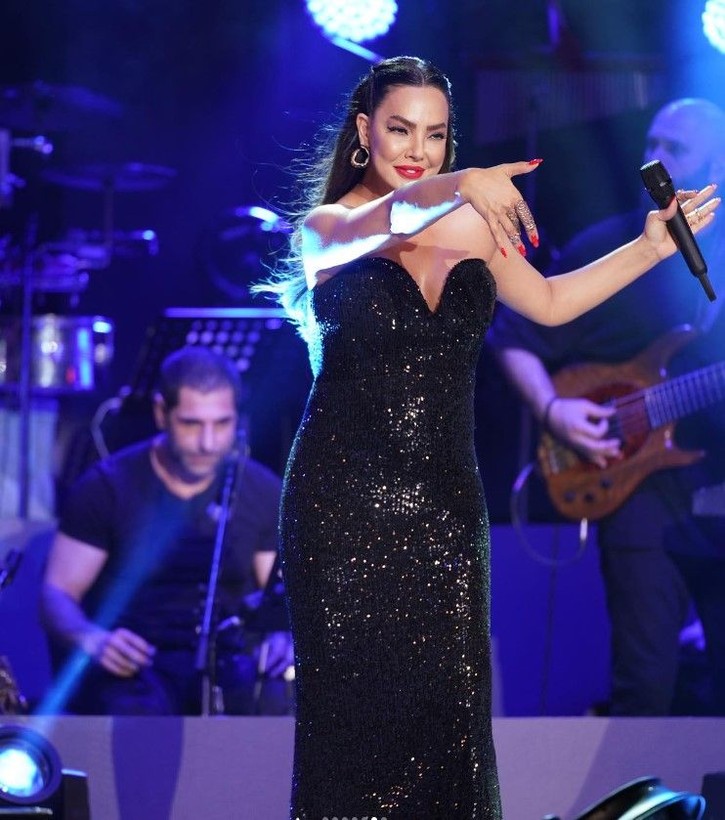 Minik Ebru Gündeş'e bir bakın! Ünlü şarkıcı Ebru Gündeş çocukluğunu 'Hiç değişmediğim doğrudur' notuyla paylaştı, sosyal medyayı yıktı geçti - Resim: 8