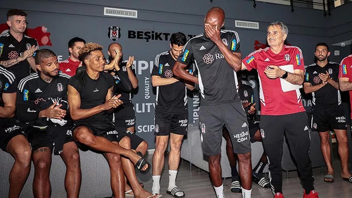 Beşiktaş'ta bir dönem sona erdi! Atiba Hutchinson veda etti - Resim : 1