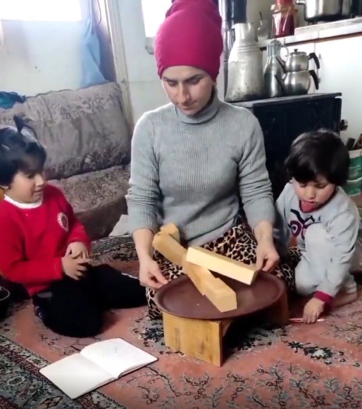 Türkiye'deki binaları Japonların kullandığı raylı bina sistemiyle karşılaştırarak depremi uygulamalı olarak anlatan anne viral oldu - Resim: 6