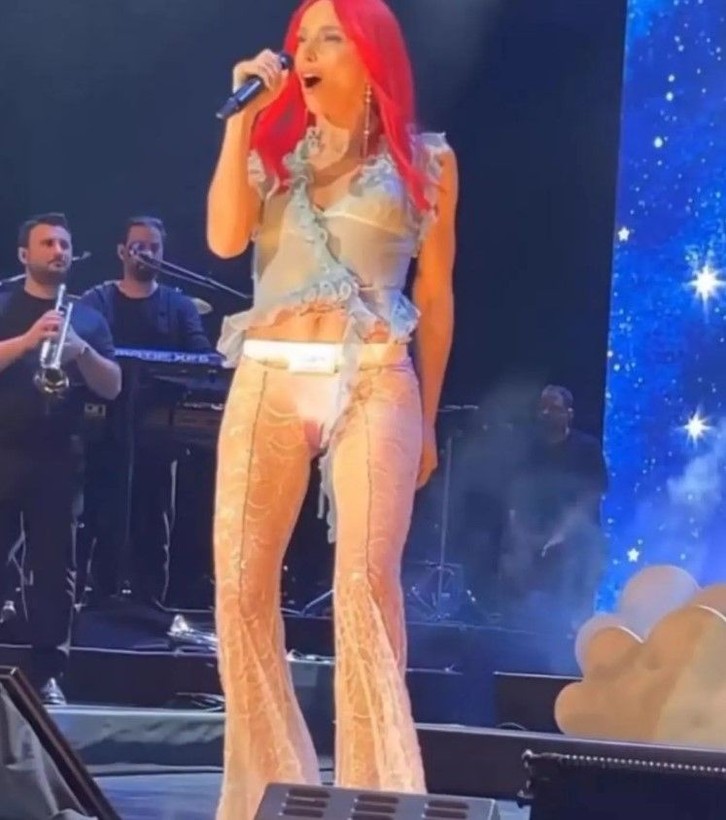 Gülşen sahneye iç çamaşırıyla çıktı! Beyaz dantelin üzerine mavi kombiniyle yine konuşuldu! Arda Kural'dan olay olacak yorum: Çocuk bezi sandım - Resim: 13