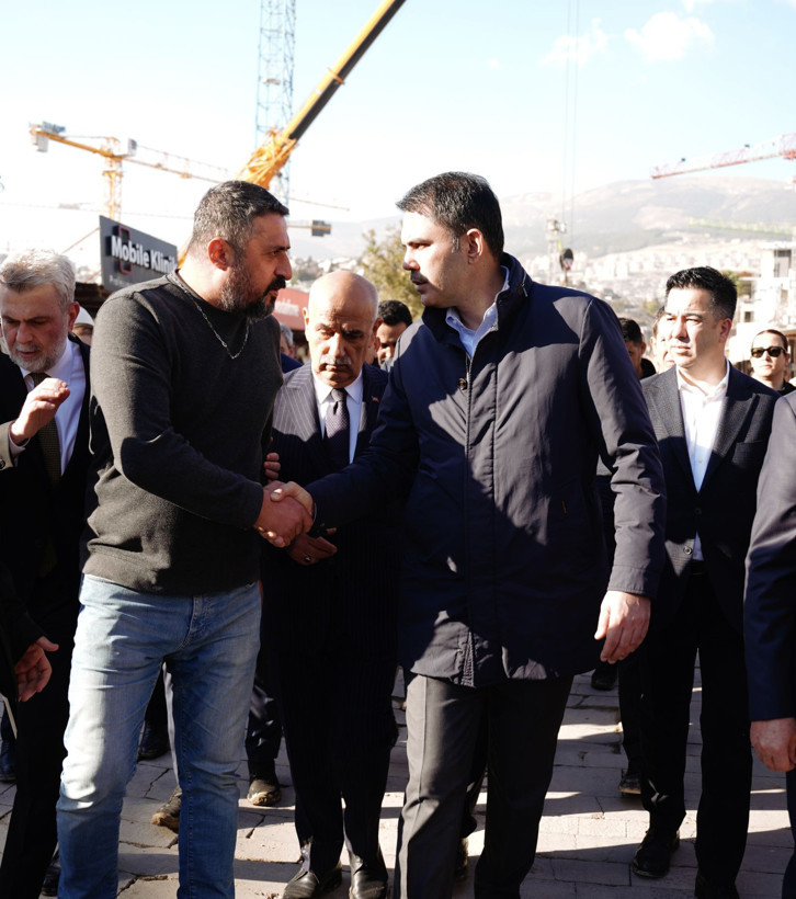 Depremin acısı yerini mutluluğa bıraktı: Koyunlu çifti yeni evlerinde Bakan Kurum’u gözyaşlarıyla karşıladı - Resim: 6