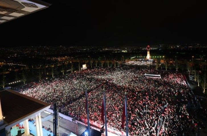 Ezber bozulmadı! Cumhurbaşkanı Recep Tayyip Erdoğan yüzbinlere balkon konuşmasını Külliye'den yaptı - Resim: 5