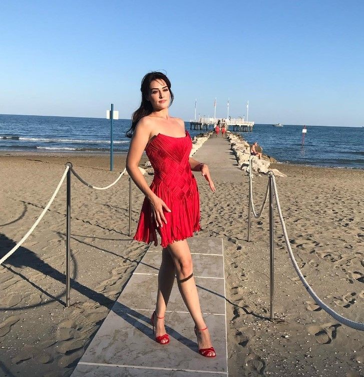 Esra Bilgiç'in otopark pozları nefes kesti! Takipçilerinden yorum yağdı: "Çok seksisin bebeğim🔥" - Resim: 3
