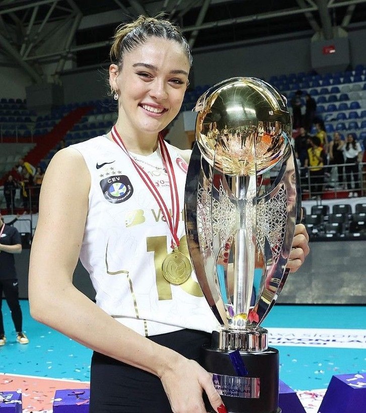 Kaptan Zehra Güneş'in Vegas çıkarması! Sütyen etek kombinine yorum yağdı - Resim: 1
