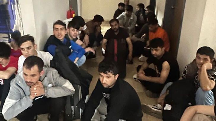 Zeytinburnu'nda kaçak göçmen operasyonu! Hepsi bir evde yakalandı - Resim: 1