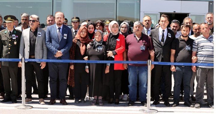 Babaya son dokunuş! Türkiye şehitlerini son yolculuğuna uğurladı | Kelimelerin boğazlara düğümlendiği an - Resim: 20