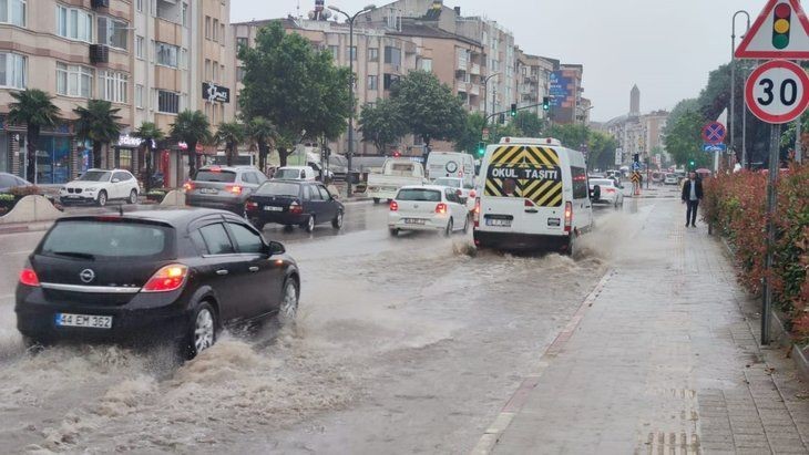 Sağanak yağmur Bursa'yı felç etti! Bursa sokaklarını sel vurdu - Resim: 2