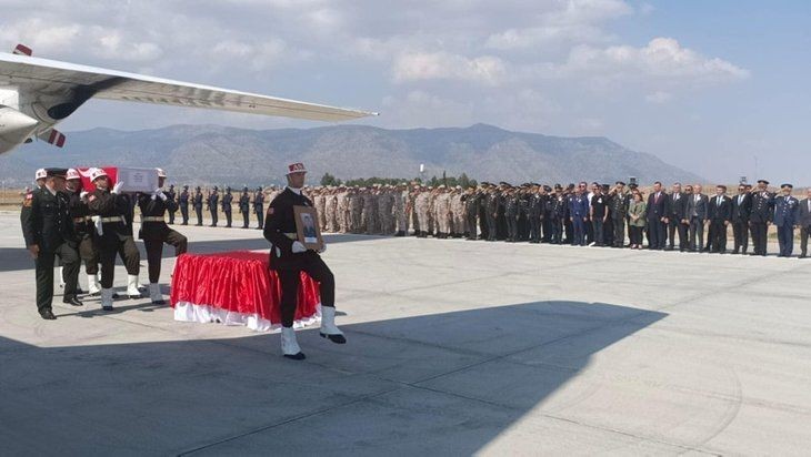 Babaya son dokunuş! Türkiye şehitlerini son yolculuğuna uğurladı | Kelimelerin boğazlara düğümlendiği an - Resim: 29