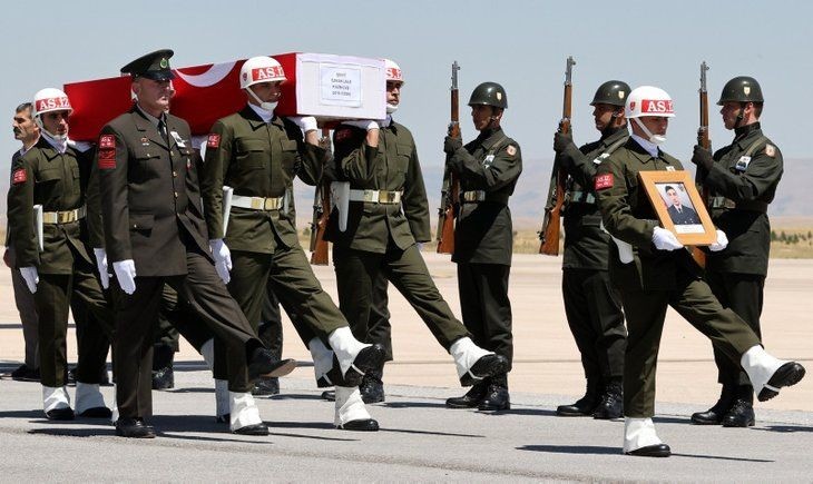 Babaya son dokunuş! Türkiye şehitlerini son yolculuğuna uğurladı | Kelimelerin boğazlara düğümlendiği an - Resim: 18