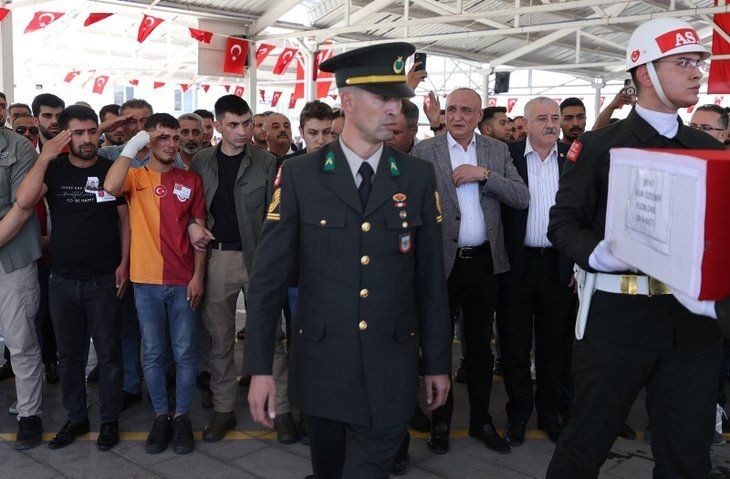 Babaya son dokunuş! Türkiye şehitlerini son yolculuğuna uğurladı | Kelimelerin boğazlara düğümlendiği an - Resim: 12