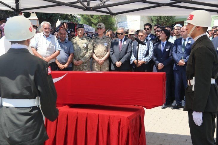 Babaya son dokunuş! Türkiye şehitlerini son yolculuğuna uğurladı | Kelimelerin boğazlara düğümlendiği an - Resim: 1