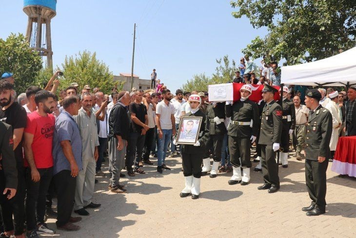 Babaya son dokunuş! Türkiye şehitlerini son yolculuğuna uğurladı | Kelimelerin boğazlara düğümlendiği an - Resim: 2