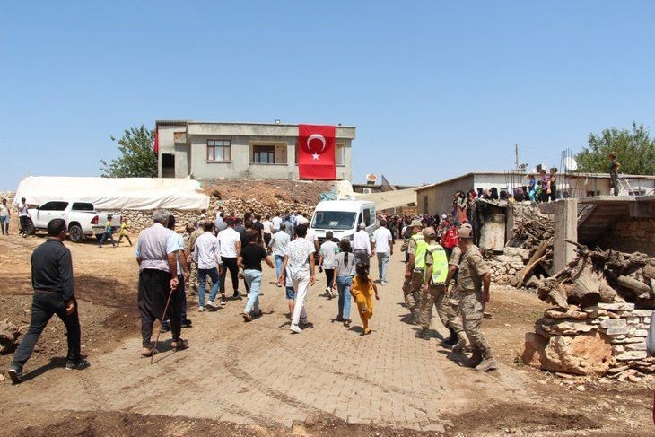 Babaya son dokunuş! Türkiye şehitlerini son yolculuğuna uğurladı | Kelimelerin boğazlara düğümlendiği an - Resim: 4