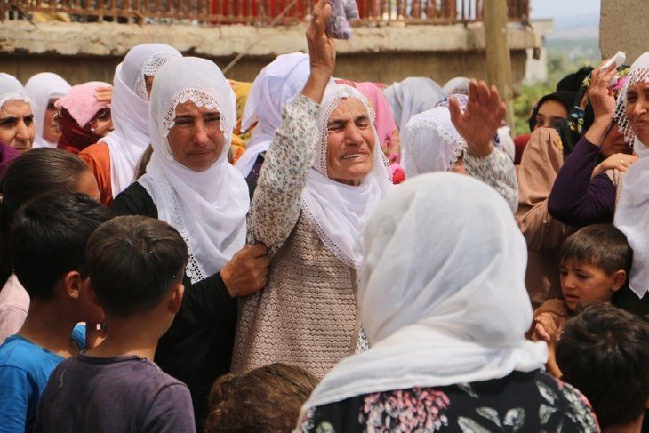 Babaya son dokunuş! Türkiye şehitlerini son yolculuğuna uğurladı | Kelimelerin boğazlara düğümlendiği an - Resim: 6