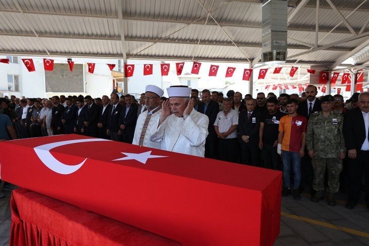 Babaya son dokunuş! Türkiye şehitlerini son yolculuğuna uğurladı | Kelimelerin boğazlara düğümlendiği an - Resim: 13