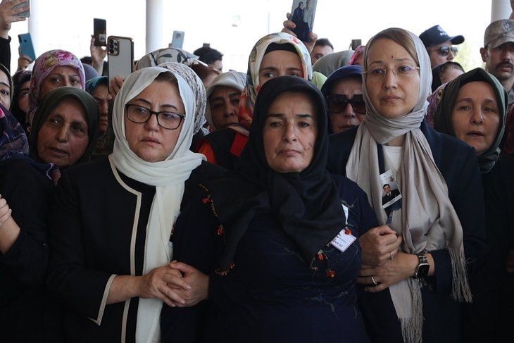 Babaya son dokunuş! Türkiye şehitlerini son yolculuğuna uğurladı | Kelimelerin boğazlara düğümlendiği an - Resim: 14
