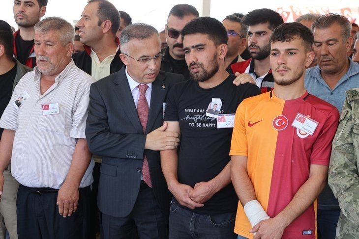 Babaya son dokunuş! Türkiye şehitlerini son yolculuğuna uğurladı | Kelimelerin boğazlara düğümlendiği an - Resim: 15