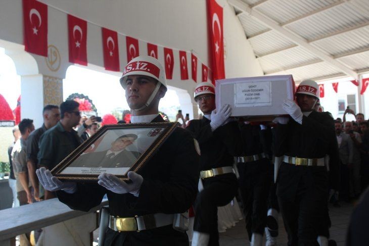 Babaya son dokunuş! Türkiye şehitlerini son yolculuğuna uğurladı | Kelimelerin boğazlara düğümlendiği an - Resim: 17